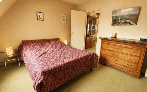 Les Guillemots: Bett, Möbel, Schlafzimmer, Bedding, Bettdecke, Fussboden, Interior Design, Flooring, Holz, Zimmer