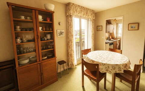 Les Guillemots: Möbel, Interior Design, Flooring, Holz, Stuhl, Tabelle, Esszimmer, Fussboden, Küche & Esszimmer Tisch, Zimmer