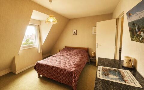 Les Guillemots: Schlafzimmer, Wand, Bett, Holz, Bettdecke, Bedding, Fussboden, Flooring, Linens, Möbel