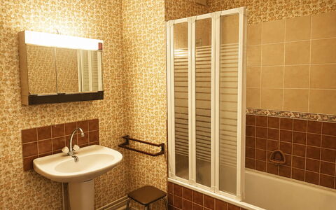 Les Guillemots: Wand, Armatur, Badezimmer, Flooring, Bad Sink, Fussboden, Interior Design, Sinken, Zapfhahn, Installation
