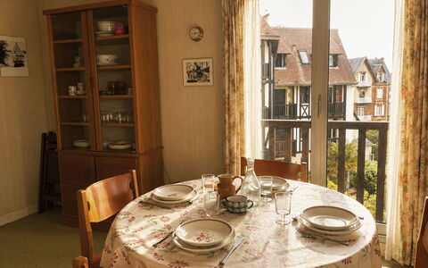 Les Guillemots: Möbel, Holz, Interior Design, Tabelle, Stuhl, Textil, Küche & Esszimmer Tisch, Esszimmer, Flooring, Zimmer