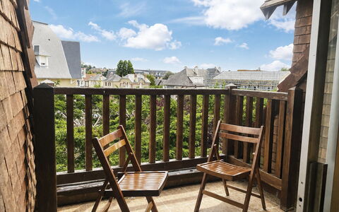 Les Guillemots: Holz, Wohnung, Balkon, Hartholz, Holzbeize, Veranda, Baluster, Daylighting, Holz, Planke