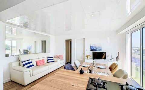 Résidence de la Mer: Möbel, Interior Design, Flooring, Fussboden, Couch, Decke, Holz, Zimmer, Wohnzimmer, Tabelle