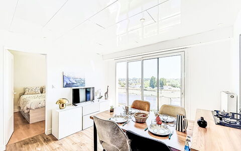 Résidence de la Mer: Wohnung, Fussboden, Decke, Zimmer, Holzboden, Daylighting, Hotel, Penthouse, Light Fixture, Wohnzimmer