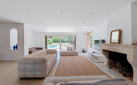 La Villa Nana: Möbel, Interior Design, Wohnung, Fussboden, Flooring, Tabelle, Stuhl, Wohnzimmer, Zimmer, Zuhause