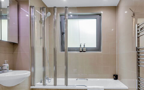 Hoxton 310: Badezimmer, Interior Design, Armatur, Flooring, Fussboden, Badewanne, Installation, Zapfhahn, Sinken, Fliese