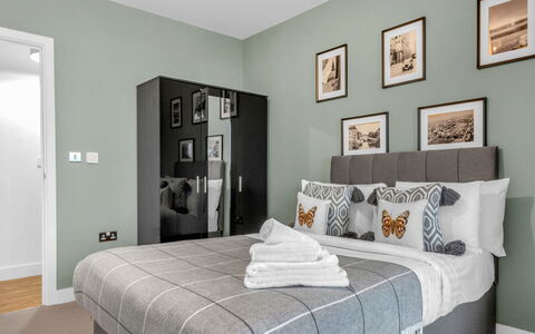 Wickside Apartment: Möbel, Interior Design, Wohnung, Fussboden, Flooring, Tabelle, Stuhl, Wohnzimmer, Zimmer, Zuhause