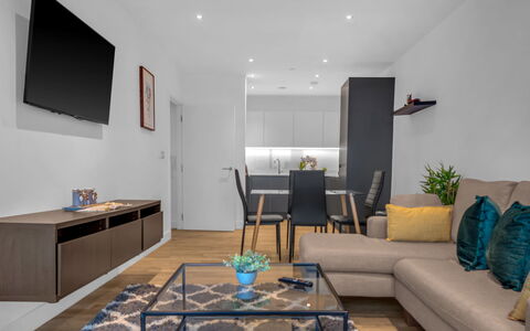 Wickside Apartment: Möbel, Interior Design, Wohnung, Fussboden, Flooring, Tabelle, Stuhl, Wohnzimmer, Zimmer, Zuhause