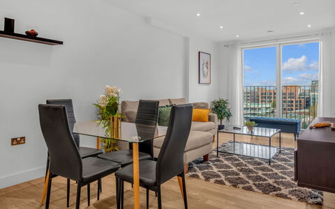Wickside Apartment: Möbel, Interior Design, Wohnung, Fussboden, Flooring, Tabelle, Stuhl, Wohnzimmer, Zimmer, Zuhause