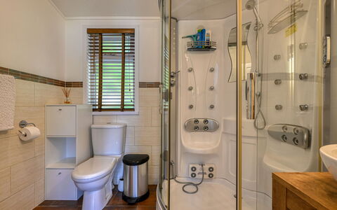 Cìela Lodge on Loch Ness: Badezimmer, Armatur, Toilette, Bad Sink, Interior Design, Flooring, Toilleten Sitz, Sinken, Fussboden, Installation