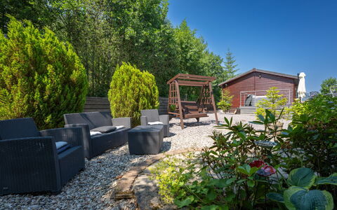 Cìela Lodge on Loch Ness: Strauch, Garten, Schatten, Landscaping, Gartenmöbel, Garten, Hinterhof, Stuhl, Walkway