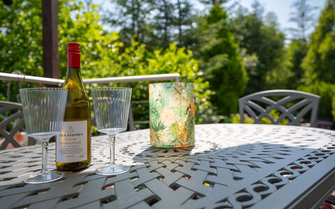 Cìela Lodge on Loch Ness: Möbel, Tabelle, Gartenmöbel, Stuhl, Tisch Im Freien, Drinkware, Küche & Esszimmer Tisch, Terrasse, Garten, Kaffetisch