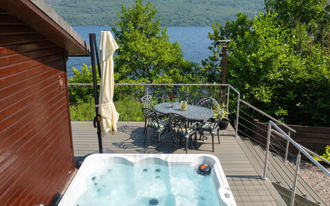 Cìela Lodge on Loch Ness: Armatur, Jacuzzi, Badewanne, Schwimmbad, Holzbeize, Gartenmöbel, Hartholz, Stuhl, Eco Hotel