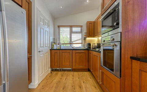 Cìela Lodge on Loch Ness: Küche, Küchengerät, Cabinetry, Countertop, Flooring, Möbel, Major Appliance, Interior Design, Holz, Haushaltsgerät