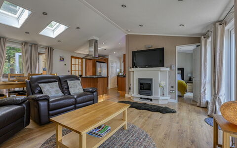 Cìela Lodge on Loch Ness: Möbel, Interior Design, Holz, Flooring, Decke, Fussboden, Couch, Zuhause, Beleuchtung, Wohnzimmer