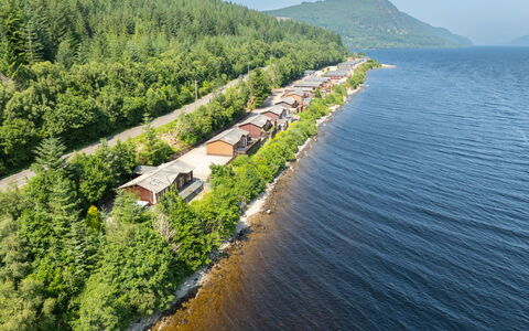Cìela Lodge on Loch Ness: Landschaft, Haus, Küsten Und Ozeanische Forms, Hütte, Küste, See, Ufer, Bergstation, Kanal, Klang