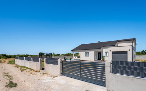 Vila Nik: Möbel, Interior Design, Wohnung, Fussboden, Flooring, Tabelle, Stuhl, Wohnzimmer, Zimmer, Zuhause