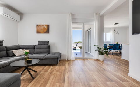 Vila Nik: Möbel, Interior Design, Wohnung, Fussboden, Flooring, Tabelle, Stuhl, Wohnzimmer, Zimmer, Zuhause
