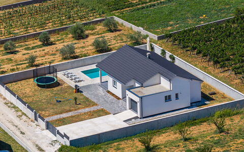 Vila Nik: Möbel, Interior Design, Wohnung, Fussboden, Flooring, Tabelle, Stuhl, Wohnzimmer, Zimmer, Zuhause