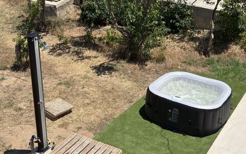 Villa la Vigne: Hinterhof, Garten, Rasen, Garten, Landscaping, Outdoor Struktur, Jacuzzi, Terrasse, Zimmerpflanze