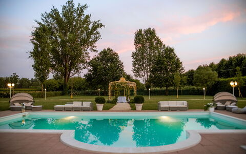 Relais Villa Mirandola: Garten, Rasen, Garten, Park, Schwimmbad, Nacht, Light Fixture, Hazienda, Villa, Villa