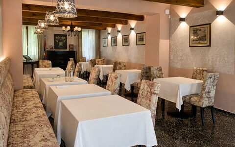Relais Villa Mirandola: Interior Design, Möbel, Linens, Zimmer, Restaurant, Decke, Stuhl, Light Fixture, Hotel, Tischdecke