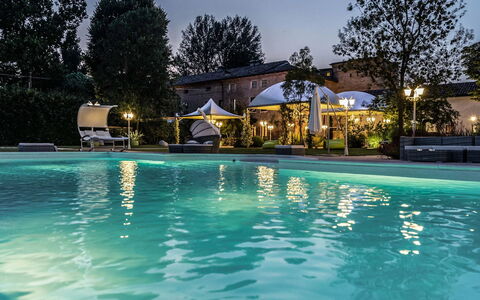 Relais Villa Mirandola: Nacht, Resort, Light Fixture, Schwimmbad, Garten, Hazienda, Sicherheitsbeleuchtung, Mitternacht, Landscaping, Landschaft Beleuchtung