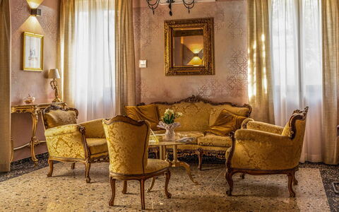 Relais Villa Mirandola: Möbel, Interior Design, Couch, Wand, Flooring, Fussboden, Wohnzimmer, Zimmer, Stuhl, Beleuchtung