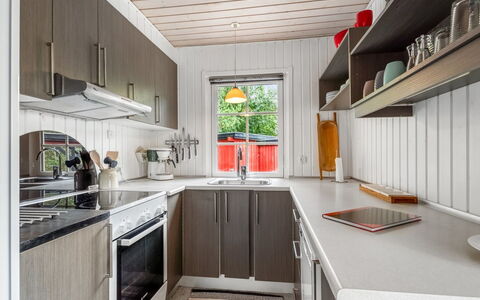 Aiske - 700M from the Sea: Küche, Küchengerät, Countertop, Holz, Major Appliance, Interior Design, Flooring, Decke, Haushaltsgerät, Möbel