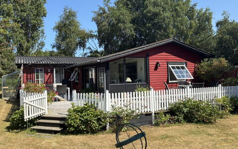 Aiske - 700M from the Sea: Fenster, Haus, Zuhause, Dach, Hütte, Strauch, Wohngebiet, Veranda, Tür