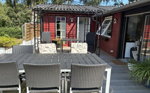 Aiske - 700M from the Sea: Möbel, Gartenmöbel, Stuhl, Holz, Tabelle, Tisch Im Freien, Küche & Esszimmer Tisch, Tür, Schatten, Kaffetisch