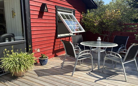 Aiske - 700M from the Sea: Möbel, Holz, Stuhl, Gartenmöbel, Blumentopf, Tabelle, Tisch Im Freien, Tür, Deck, Holzbeize