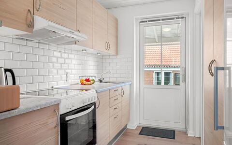 Ineke - 200M from the Sea: Flooring, Holz, Küche, Countertop, Cabinetry, Interior Design, Major Appliance, Fussboden, Küchengerät, Zuhause