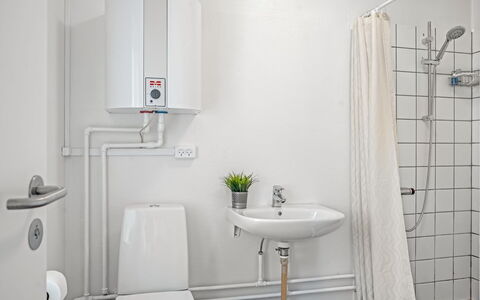Ineke - 200M from the Sea: Armatur, Installation, Badezimmer, Sinken, Toilette, Zimmer, Zapfhahn, Toilleten Sitz, Fliese, Bad Sink