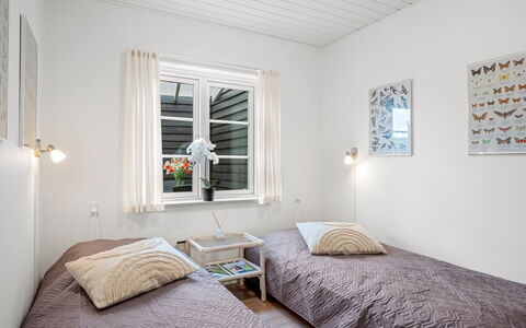 Ineke - 200M from the Sea: Interior Design, Fussboden, Schlafzimmer, Holz, Flooring, Bett, Decke, Möbel, Bettdecke, Bedding