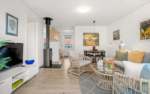 Ineke - 200M from the Sea: Möbel, Interior Design, Flooring, Couch, Fussboden, Holz, Decke, Wohnzimmer, Tabelle, Zimmer