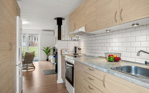 Ineke - 200M from the Sea: Countertop, Küche, Flooring, Möbel, Holz, Interior Design, Fussboden, Sinken, Cabinetry, Küchengerät