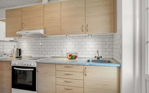 Ineke - 200M from the Sea: Countertop, Cabinetry, Küche, Flooring, Küchengerät, Möbel, Major Appliance, Holz, Sinken, Interior Design