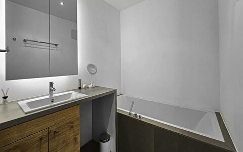 Weidach 10 Top 6: Flooring, Wand, Armatur, Badezimmer, Interior Design, Fussboden, Zapfhahn, Sinken, Badezimmerschrank, Bad Sink