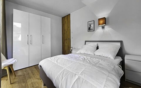 Weidach 10 Top 6: Möbel, Bett, Schlafzimmer, Interior Design, Wand, Bedding, Bettdecke, Holz, Flooring, Fussboden