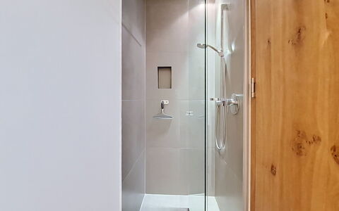 Das Weidach: Flooring, Holz, Armatur, Badezimmer, Fussboden, Interior Design, Duschkopf, Dusche, Installation, Duschpaneel