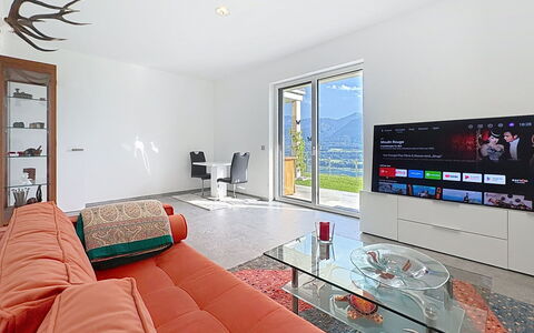 Karawanken Panorama: Interior Design, Fernsehen, Möbel, Wohnzimmer, Decke, Fernsehgerät, Zimmer, Elektronisches Gerät