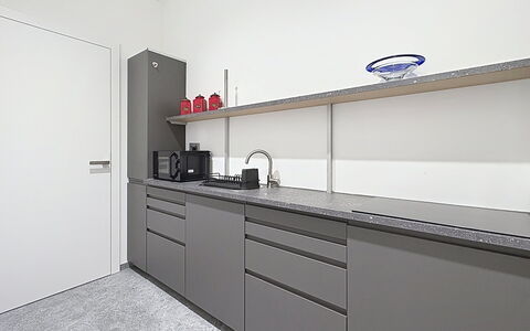 Karawanken Panorama: Cabinetry, Interior Design, Küche, Flooring, Möbel, Countertop, Schublade, Zimmer, Regale, Küchengerät