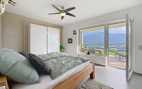 Karawanken Panorama: Interior Design, Möbel, Schlafzimmer, Decke, Flooring, Bett, Holz, Fussboden, Zimmer, Beleuchtung