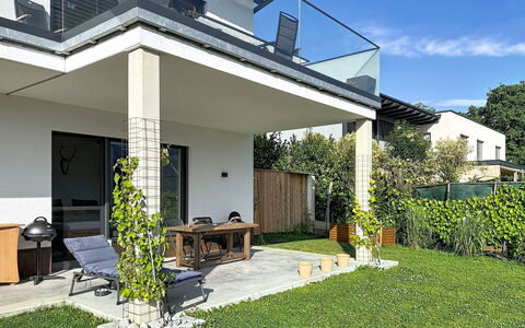 Karawanken Panorama: Wohngebiet, Zuhause, Haus, Grundstueck, Veranda, Balkon, Schatten, Estate, Garten