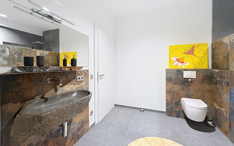 Karawanken Panorama: Flooring, Armatur, Fussboden, Interior Design, Toilette, Badezimmer, Toilleten Sitz, Installation, Fliese, Zapfhahn
