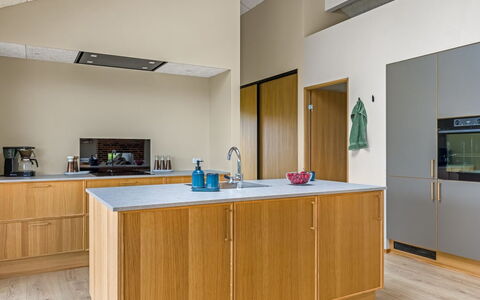 Illona - 200M from the Sea: Holz, Countertop, Küche, Flooring, Interior Design, Küchengerät, Cabinetry, Möbel, Fussboden, Major Appliance