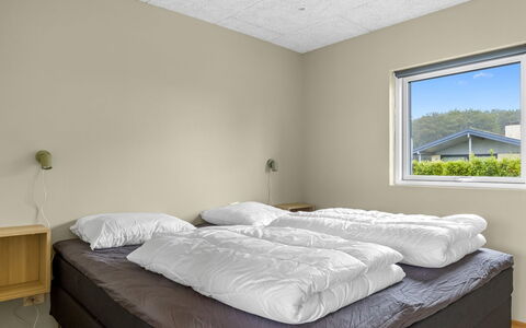 Illona - 200M from the Sea: Wand, Decke, Flooring, Fussboden, Interior Design, Zimmer, Schlafzimmer, Bettrahmen, Bett, Bedding