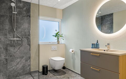 Illona - 200M from the Sea: Flooring, Armatur, Interior Design, Fussboden, Badezimmer, Badezimmerschrank, Installation, Decke, Zapfhahn, Fliese