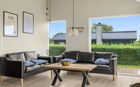 Illona - 200M from the Sea: Möbel, Flooring, Holz, Fussboden, Couch, Interior Design, Holzboden, Wohnzimmer, Laminatboden